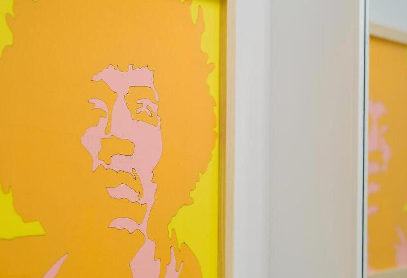 غرفة قياسية سرير ملكى, The Gallatin