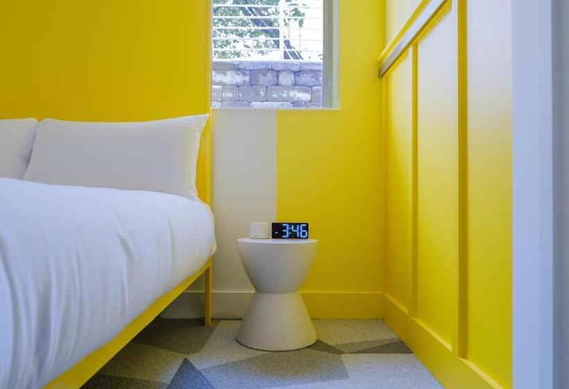 غرفة قياسية سرير ملكى, The Gallatin