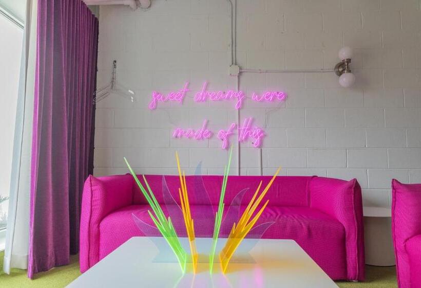 جناح ديلوكس, The Gallatin