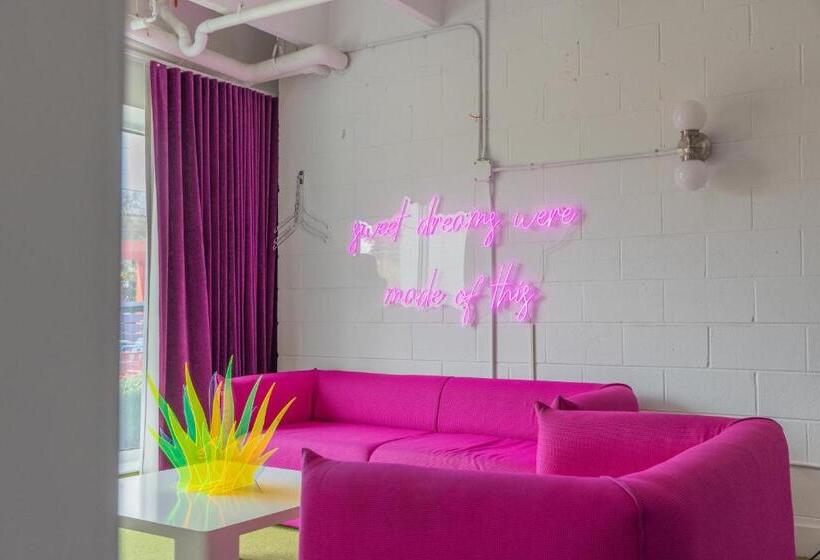 جناح ديلوكس, The Gallatin