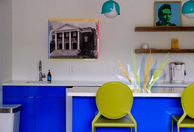 جناح ديلوكس, The Gallatin