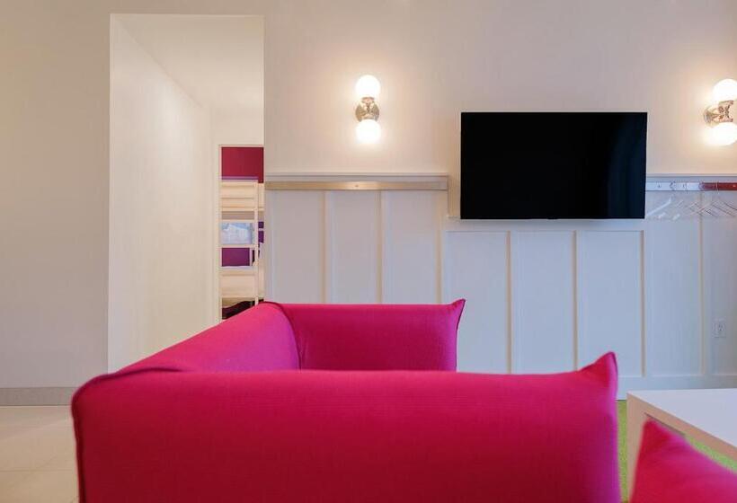 جناح ديلوكس, The Gallatin