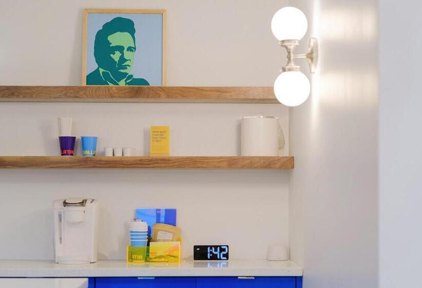 جناح ديلوكس, The Gallatin