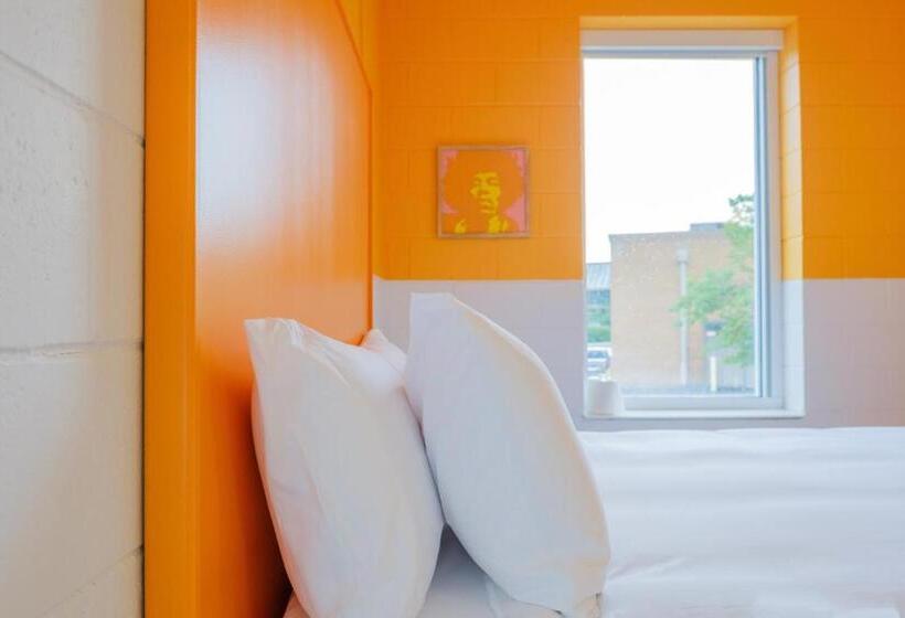 غرفة قياسية سرير ملكى, The Gallatin