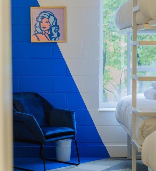 غرفة قياسية رباعية, The Gallatin