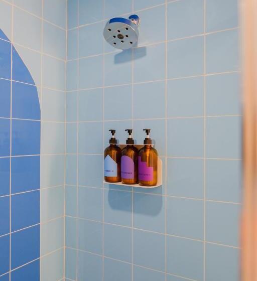 غرفة قياسية سرير كينج, The Gallatin