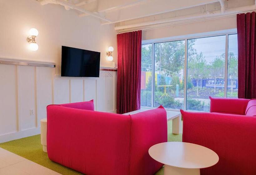 جناح ديلوكس, The Gallatin