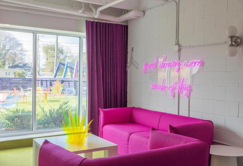 جناح ديلوكس, The Gallatin