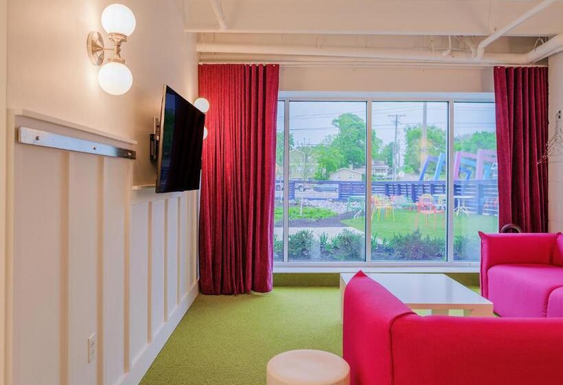 جناح ديلوكس, The Gallatin