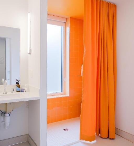 غرفة قياسية سرير ملكى, The Gallatin