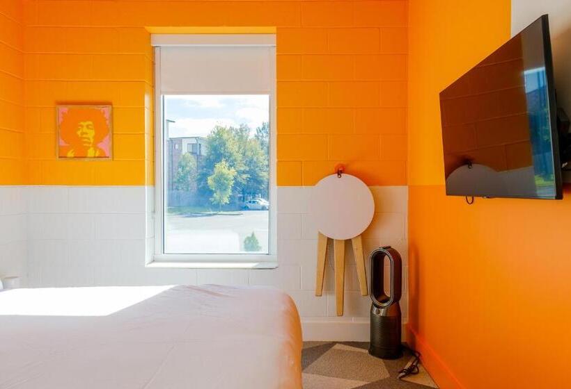 غرفة قياسية سرير ملكى, The Gallatin