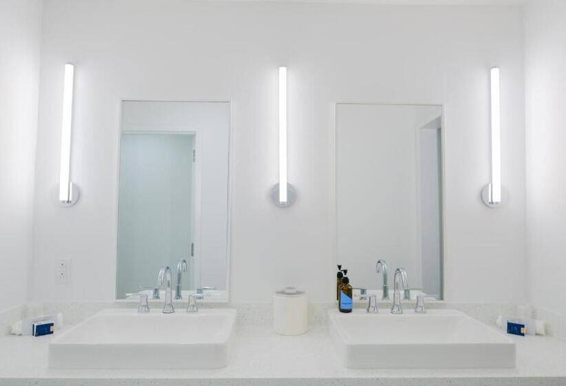 غرفة قياسية رباعية, The Gallatin