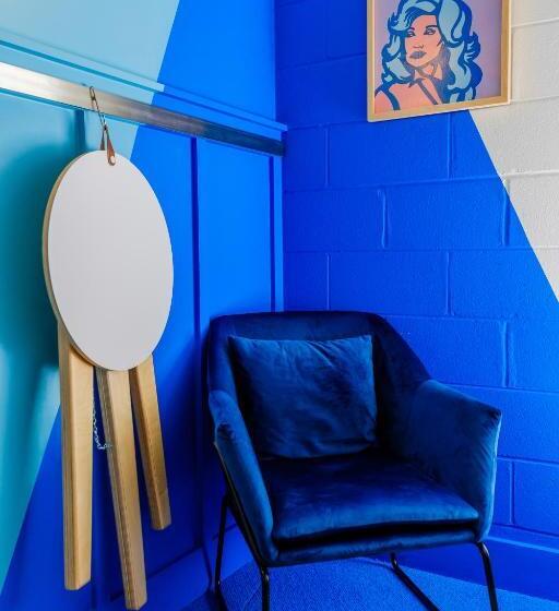 غرفة قياسية رباعية, The Gallatin