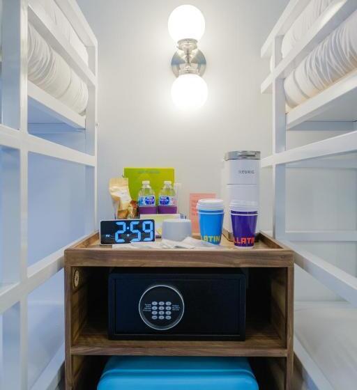 غرفة قياسية رباعية, The Gallatin