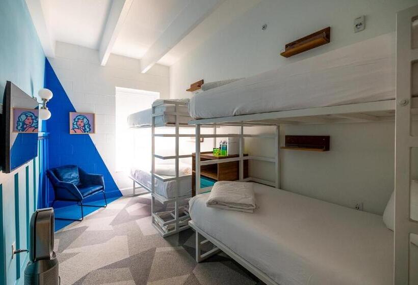 غرفة قياسية رباعية, The Gallatin