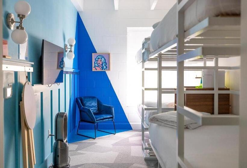 غرفة قياسية رباعية, The Gallatin