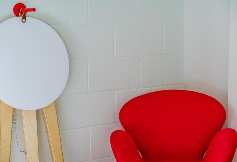 غرفة قياسية سرير كينج, The Gallatin