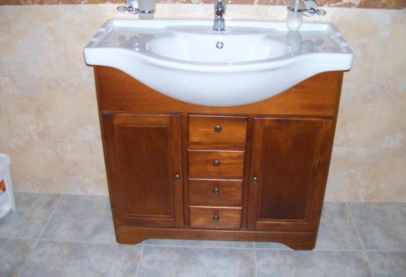 Standar Connecting Szoba, Capitello