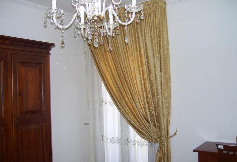 Standar Connecting Szoba, Capitello