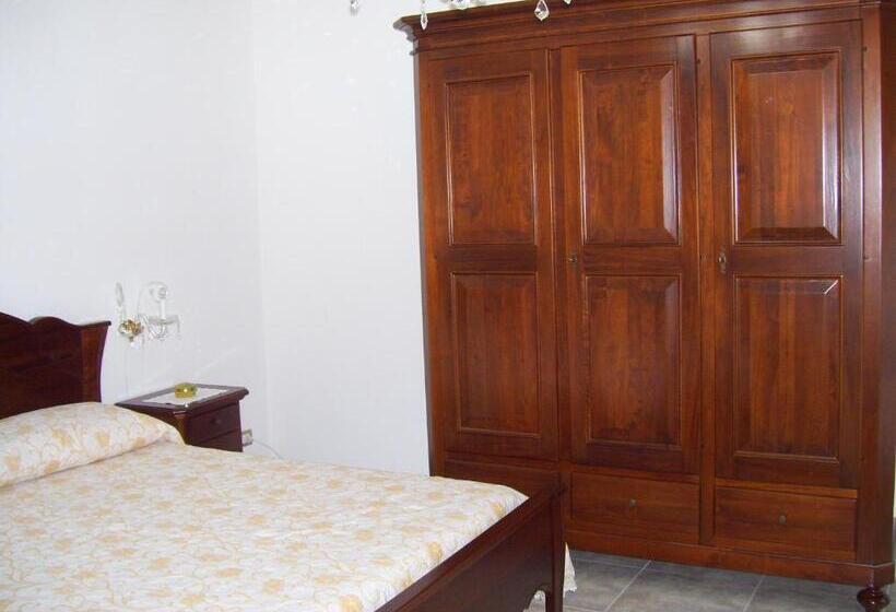 Standar Connecting Szoba, Capitello