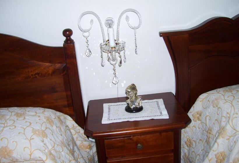 Standar Connecting Szoba, Capitello