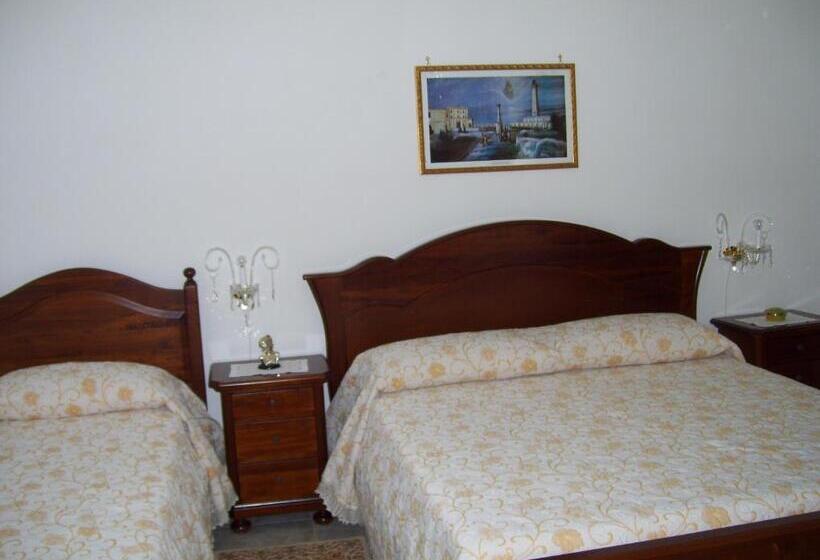 Standar Connecting Szoba, Capitello