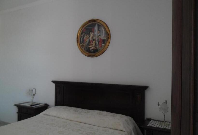 Normál háromágyas szoba külső fürdőszobával, Capitello