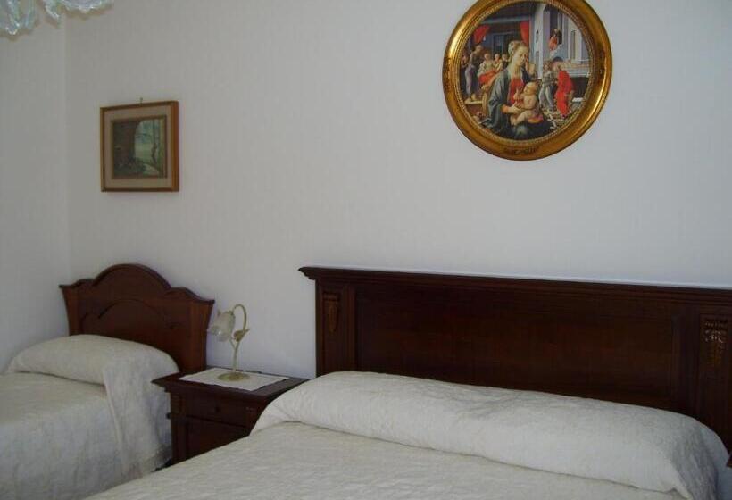 Normál háromágyas szoba külső fürdőszobával, Capitello