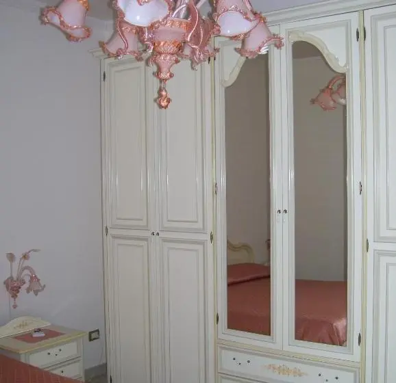 Standard-huone, Capitello