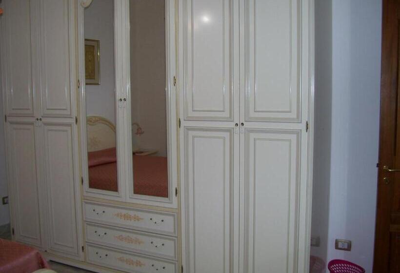 Standard Szoba, Capitello