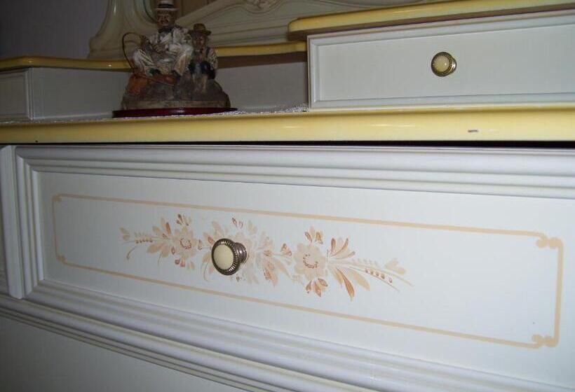 Standard Szoba, Capitello