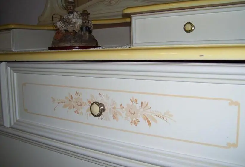 Standard-huone, Capitello