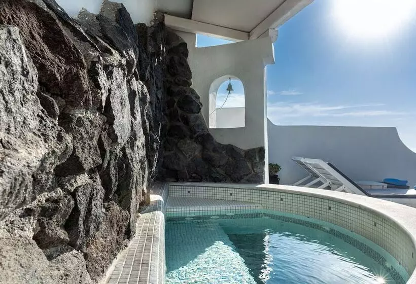 スイート, Athermi Suites  Adults Only