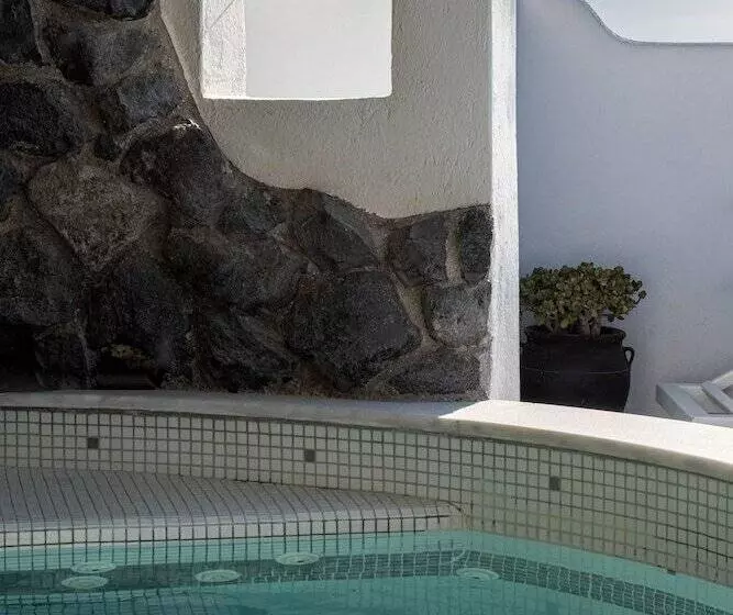 スイート, Athermi Suites  Adults Only