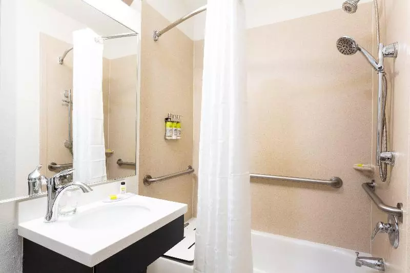 سوئیت برای معلولان, Candlewood Suites Fort Lauderdale Airport Cruise, An Ihg