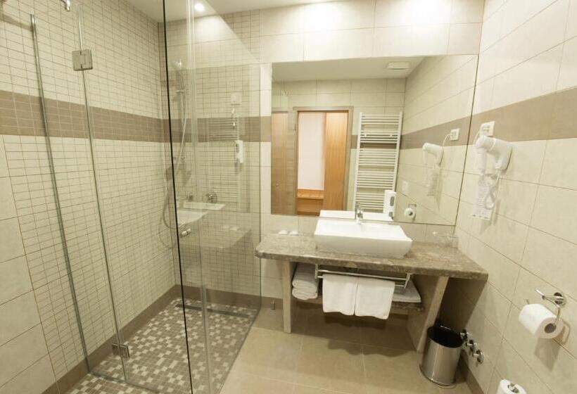 غرفة قياسية ثلاثية, Mostar