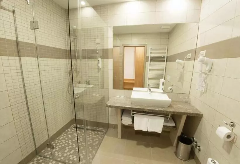 اتاق استاندارد سه نفره, Mostar