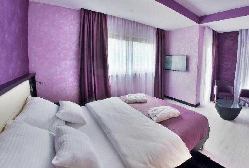 جناح مزوَّد بشرفة, Mostar