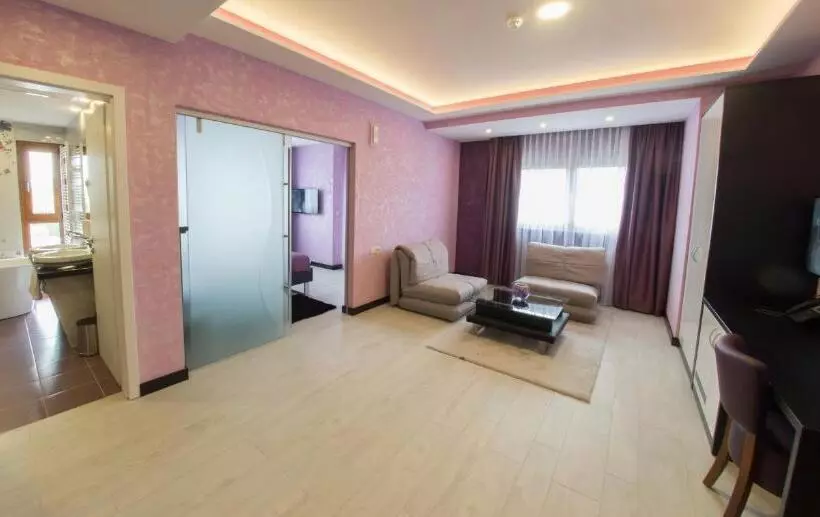 سوئیت با بالکن, Mostar