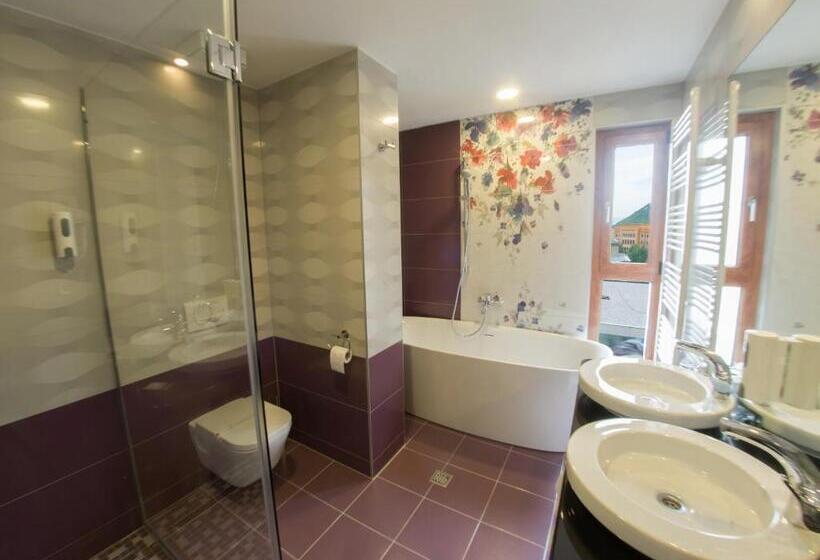 جناح مزوَّد بشرفة, Mostar