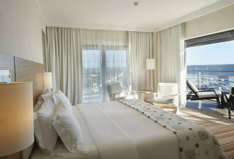سوییت با چشم‌انداز دریا, Real Marina Hotel & Spa