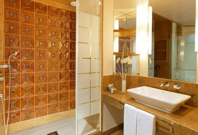 سوییت با چشم‌انداز دریا, Real Marina Hotel & Spa