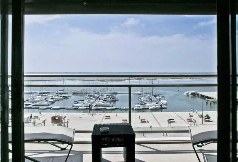 سوییت با چشم‌انداز دریا, Real Marina Hotel & Spa