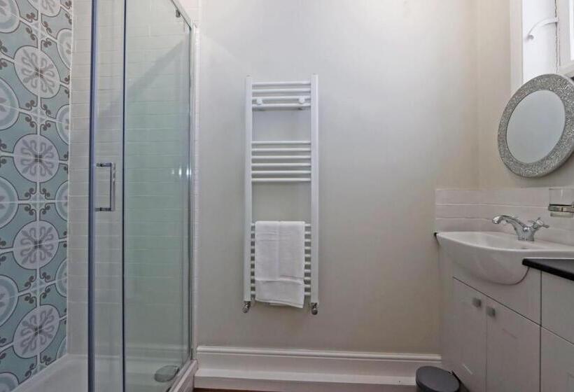 غرفة قياسية, No.31 Castle Gate