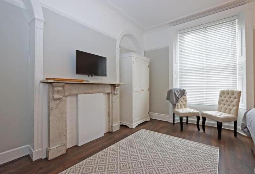 غرفة قياسية, No.31 Castle Gate