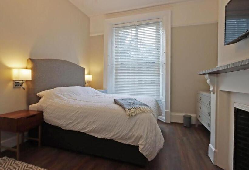 غرفة قياسية, No.31 Castle Gate