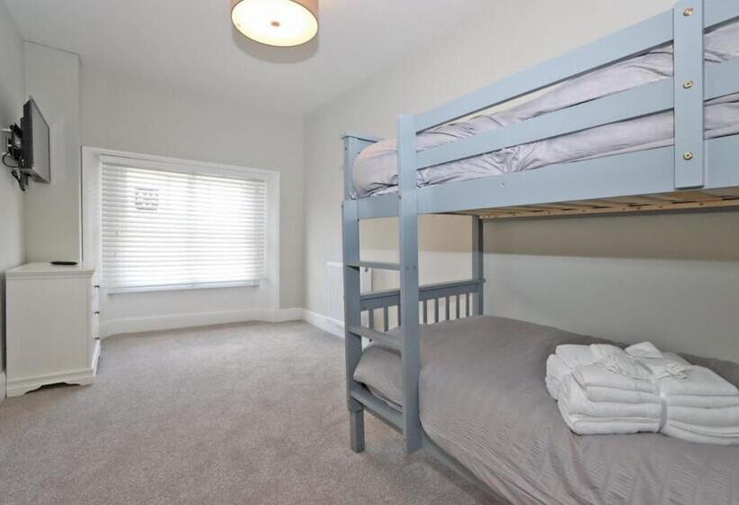 غرفة قياسية رباعية, No.31 Castle Gate