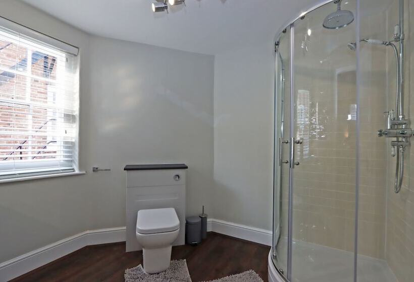 غرفة قياسية, No.31 Castle Gate