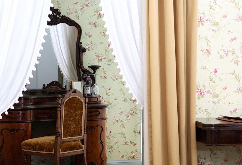 اتاق لوکس, Antonius