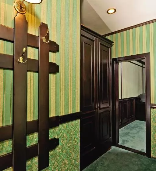 Superior-huone, Attache